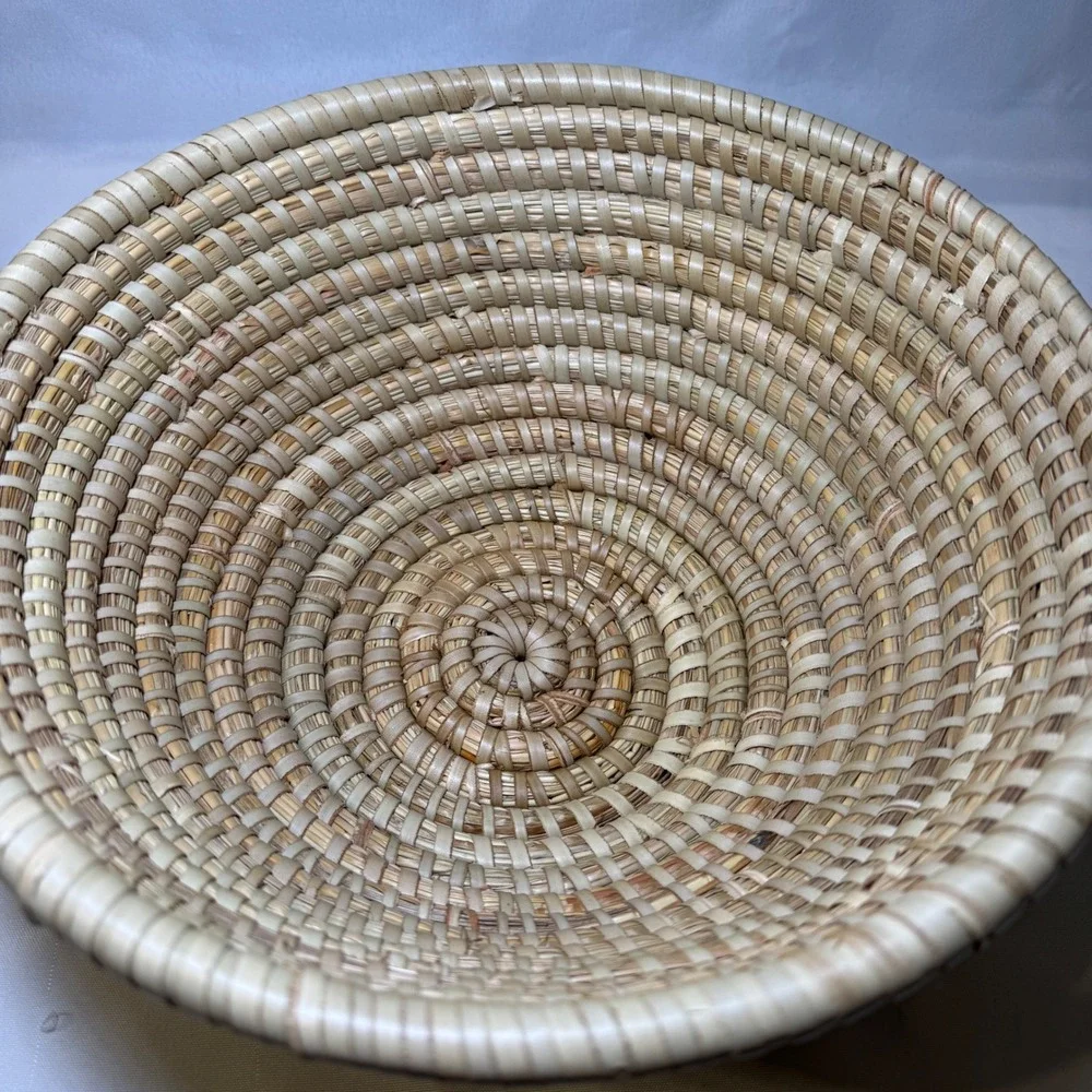 Hand Woven‎ Coiled Sweetgrass Basket Round Decorative Bowl Tan Cream 11.5x4.5